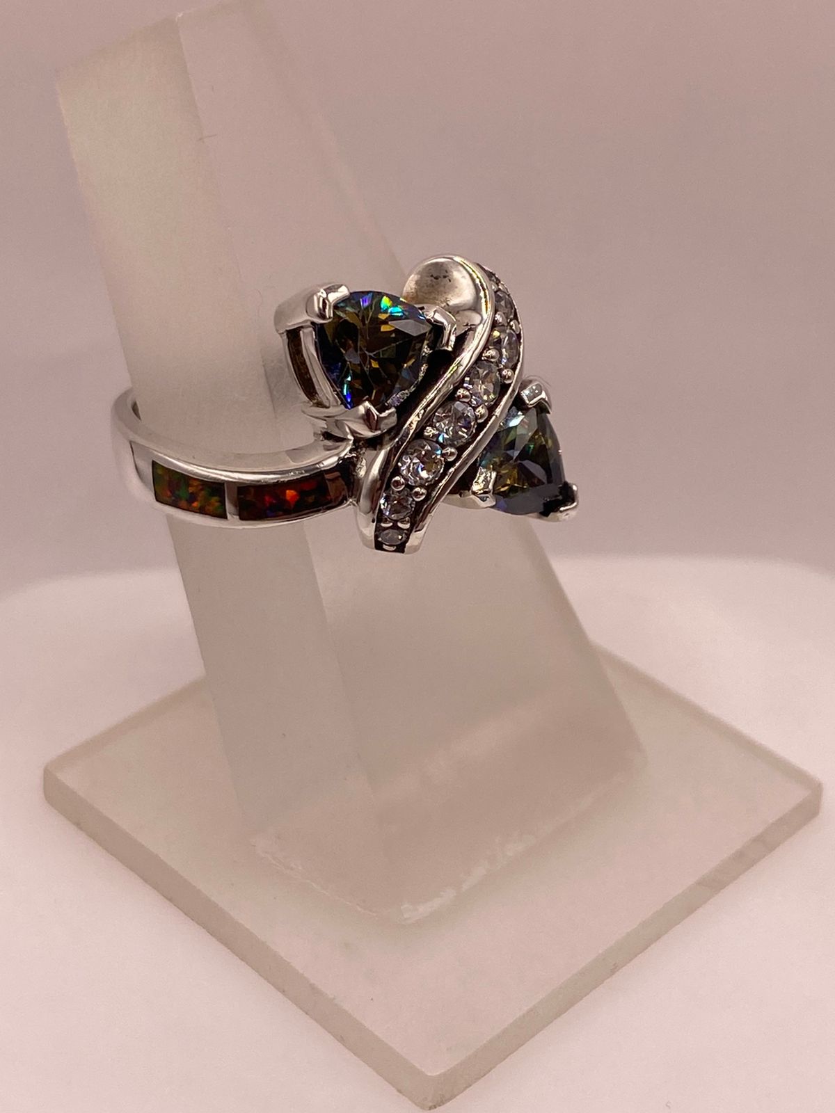 ANILLO DE PLATA LEY 925 CON ZIRCONIAS TRILLON OSCURAS, ÓPALO DE FUEGO Y ZIRCONIAS