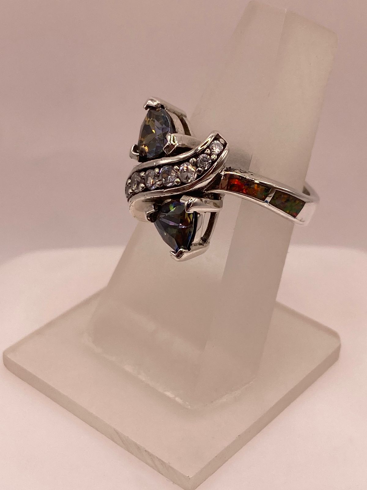 ANILLO DE PLATA LEY 925 CON ZIRCONIAS TRILLON OSCURAS, ÓPALO DE FUEGO Y ZIRCONIAS