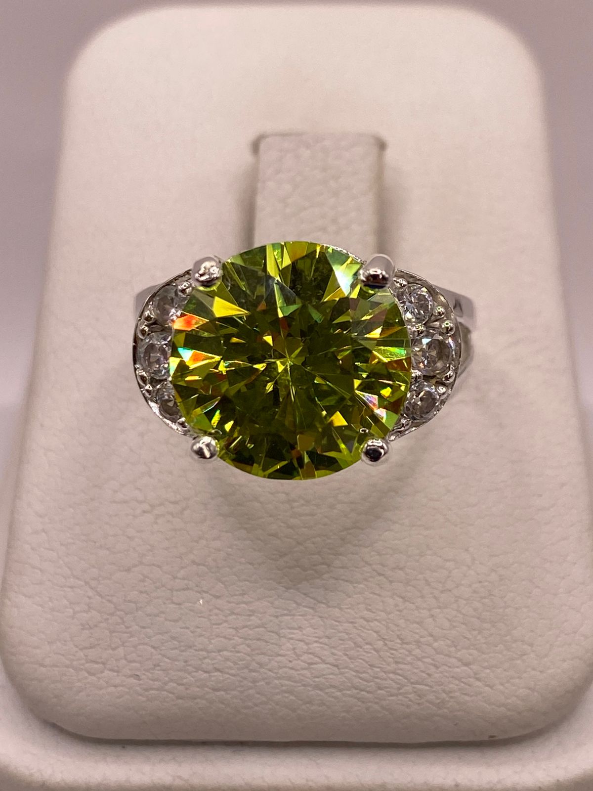 Anillo de Plata Ley 925 con Zirconia Verde Corte Redondo Diseño Elegante