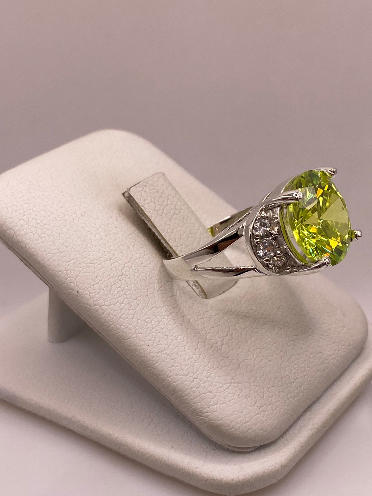 Anillo de Plata Ley 925 con Zirconia Verde Corte Redondo Diseño Elegante