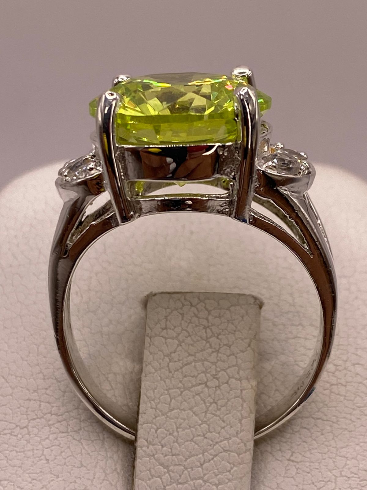 Anillo de Plata Ley 925 con Zirconia Verde Corte Redondo Diseño Elegante