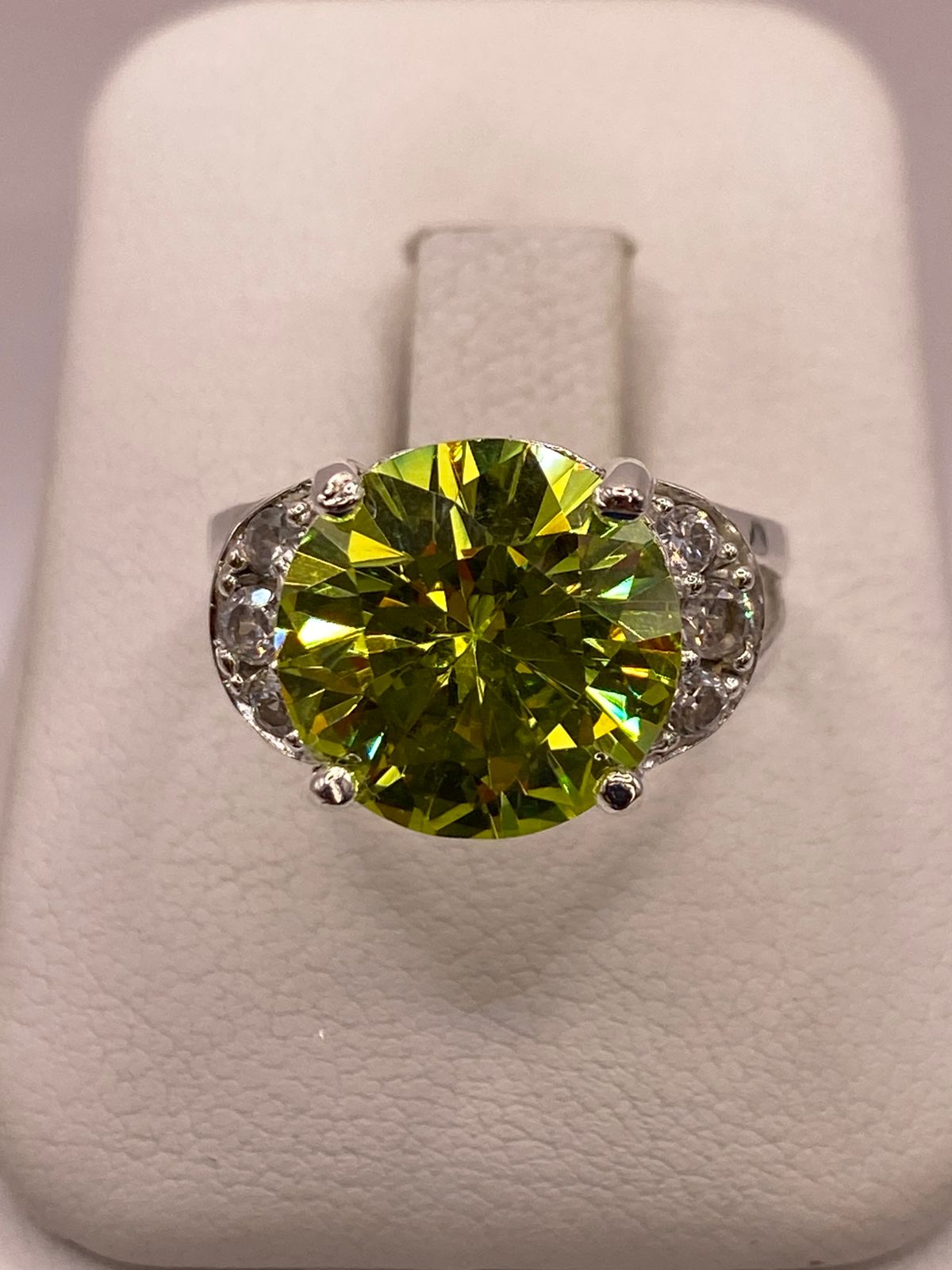 Anillo de Plata Ley 925 con Zirconia Verde Corte Redondo Diseño Elegante