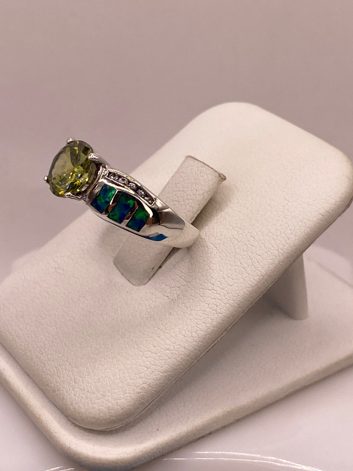 ANILLO DE PLATA LEY 925 CON ZIRCONIA VERDE OLIVO, ÓPALO DE FUEGO Y ZIRCONIAS