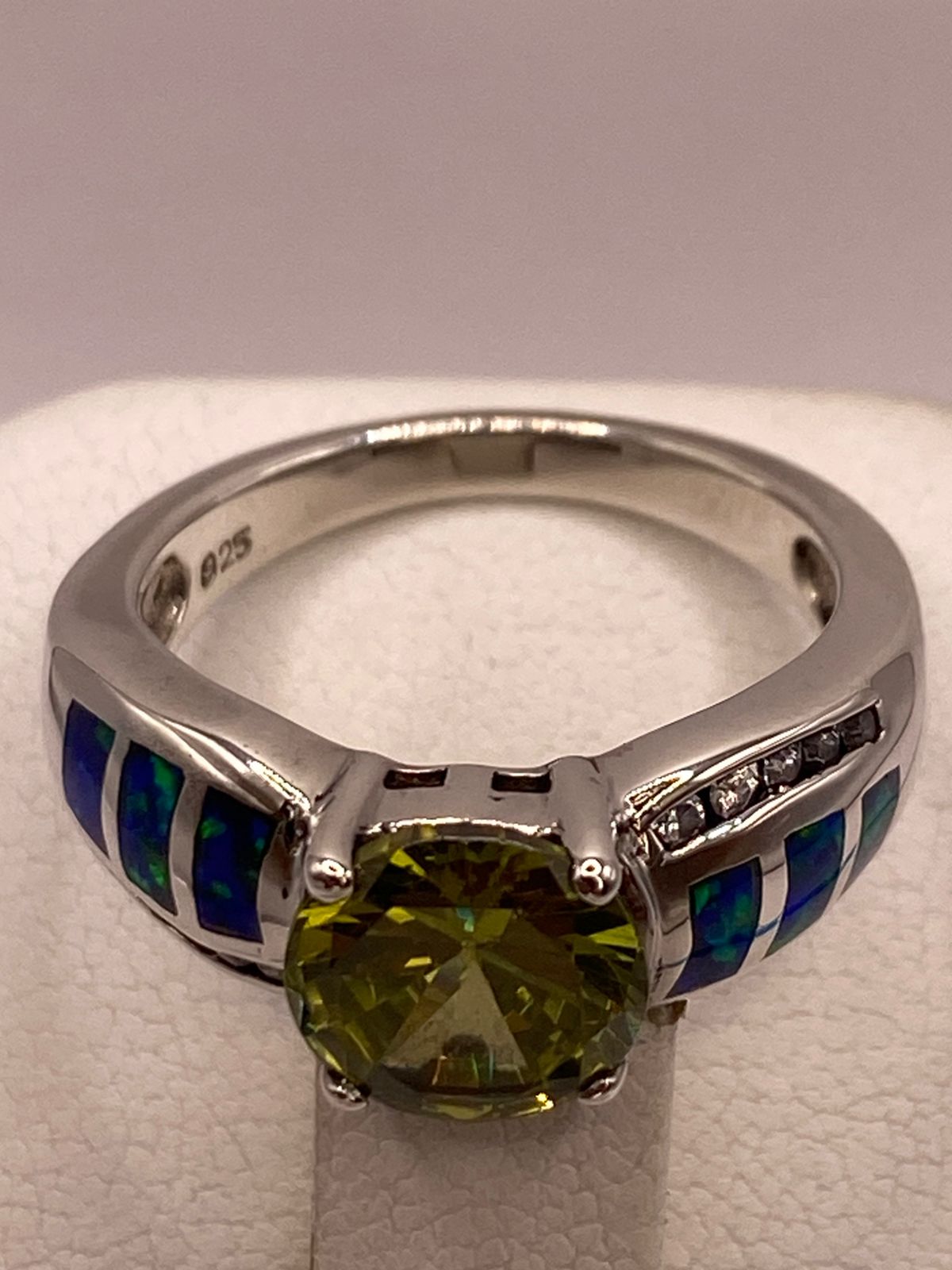 ANILLO DE PLATA LEY 925 CON ZIRCONIA VERDE OLIVO, ÓPALO DE FUEGO Y ZIRCONIAS