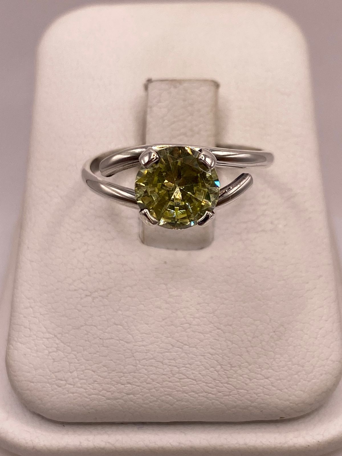 ANILLO DE PLATA LEY 925 CON ZIRCONIA VERDE OLIVO TIPO PERIDOTO