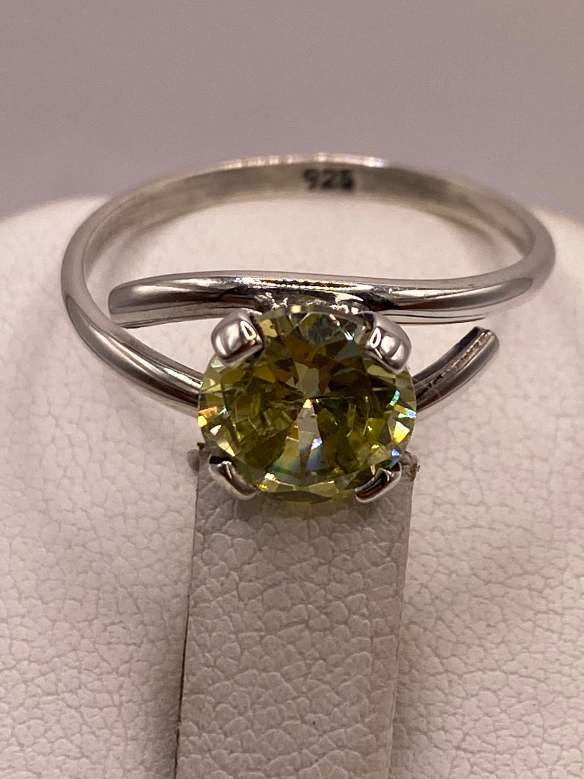 ANILLO DE PLATA LEY 925 CON ZIRCONIA VERDE OLIVO TIPO PERIDOTO
