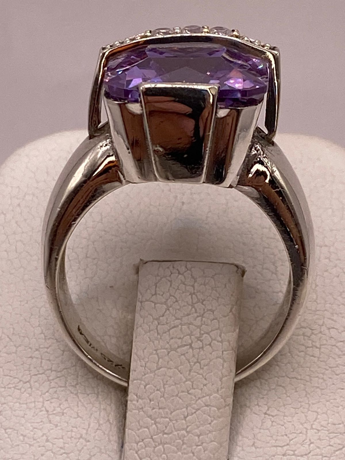 ANILLO DE PLATA LEY 925 CON ZIRCONIA VIOLETA Y ZIRCONIAS BLANCAS