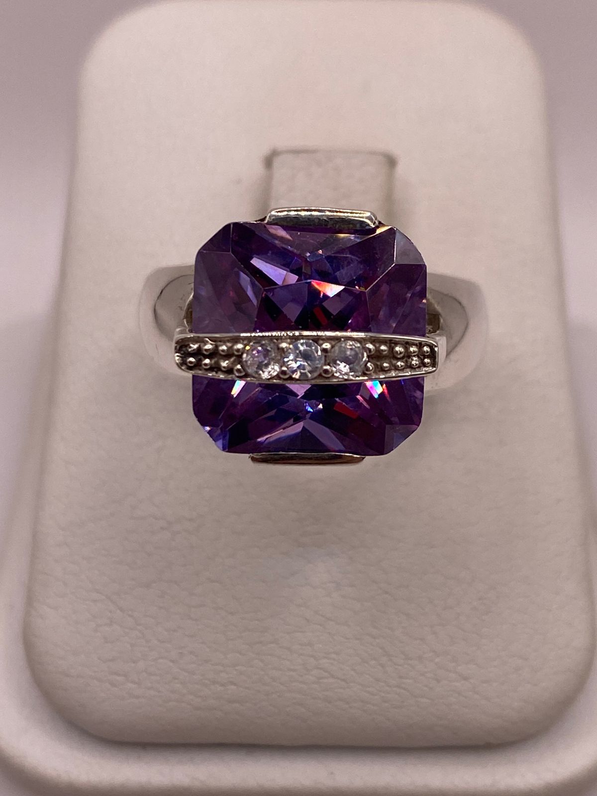ANILLO DE PLATA LEY 925 CON ZIRCONIA VIOLETA Y ZIRCONIAS BLANCAS