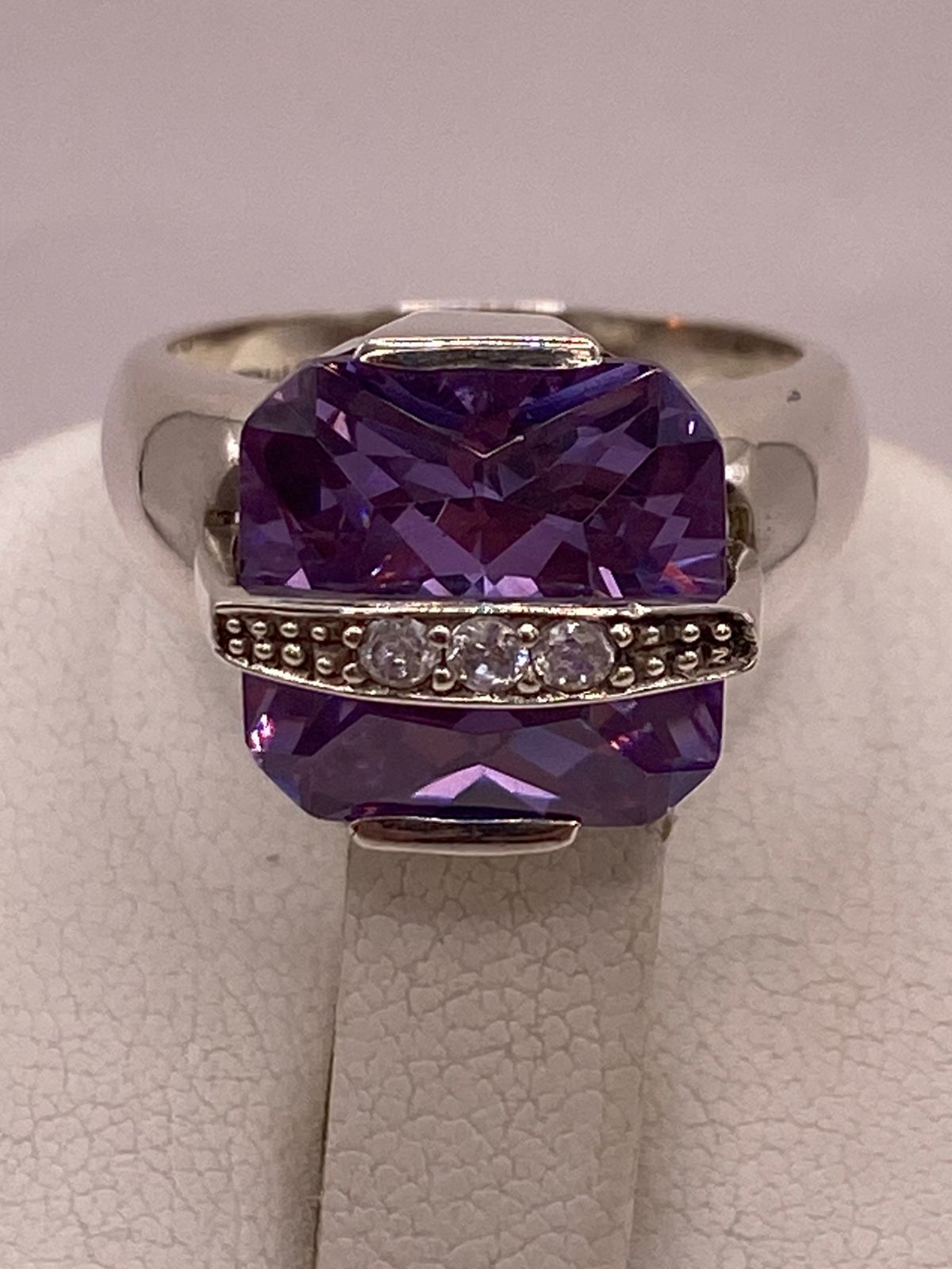 ANILLO DE PLATA LEY 925 CON ZIRCONIA VIOLETA Y ZIRCONIAS BLANCAS