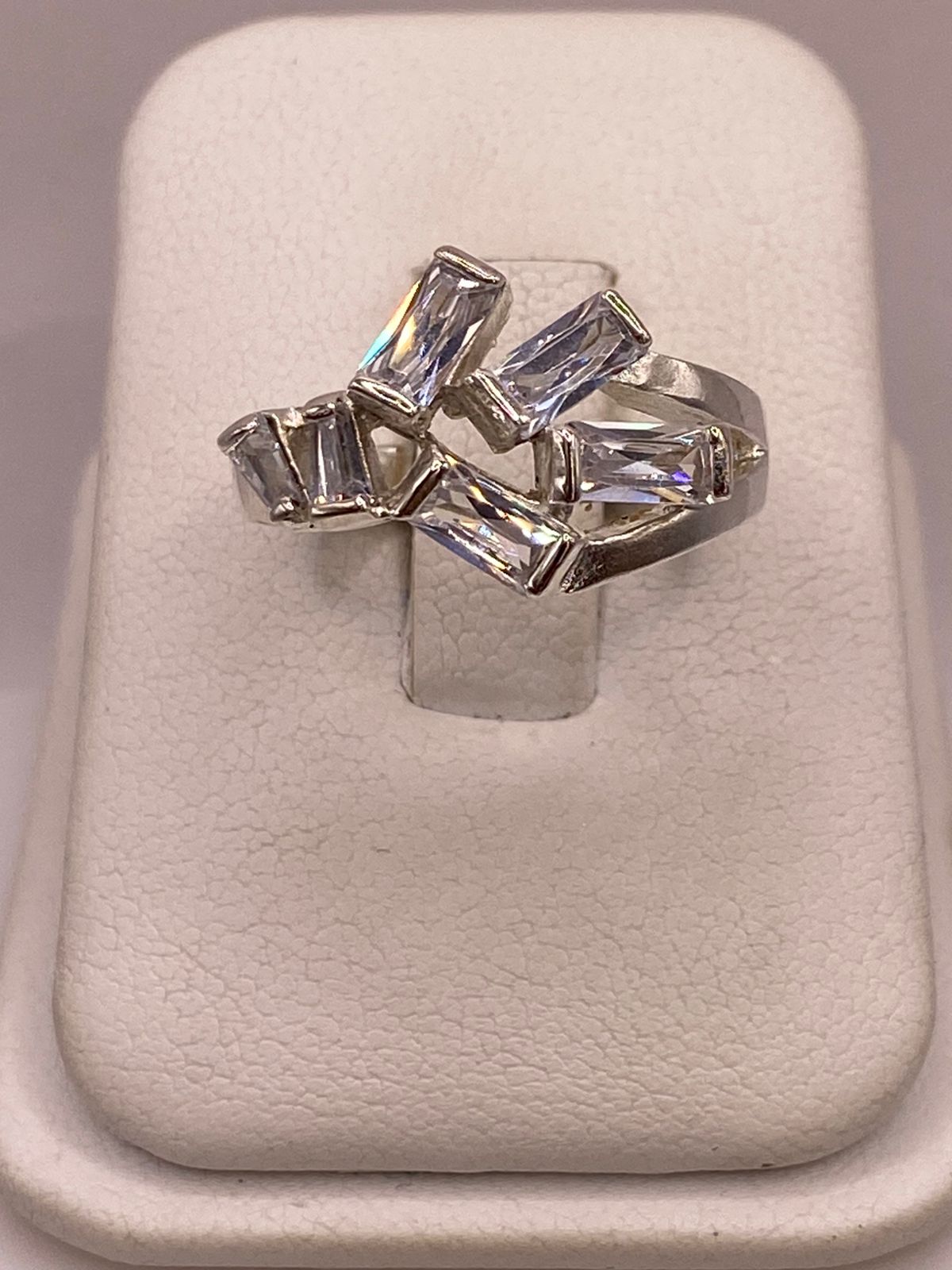 Anillo de Plata Ley 925 con Zirconias Blancas Rectangulares