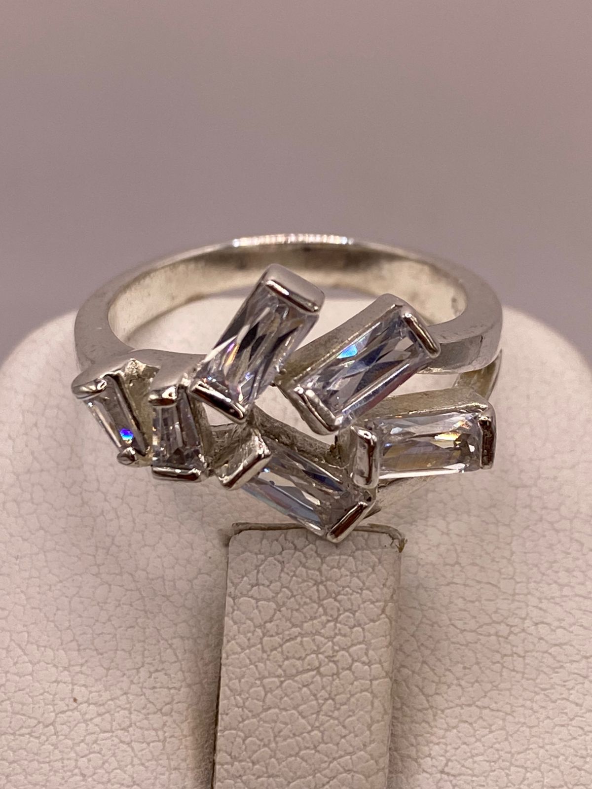 Anillo de Plata Ley 925 con Zirconias Blancas Rectangulares