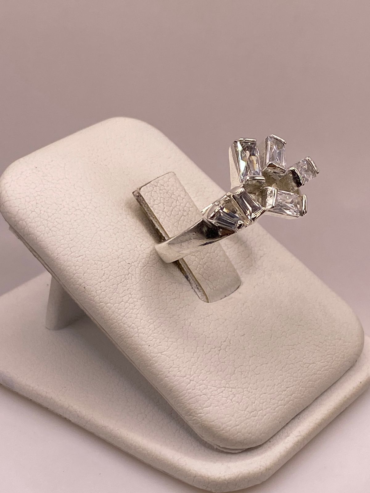 Anillo de Plata Ley 925 con Zirconias Blancas Rectangulares
