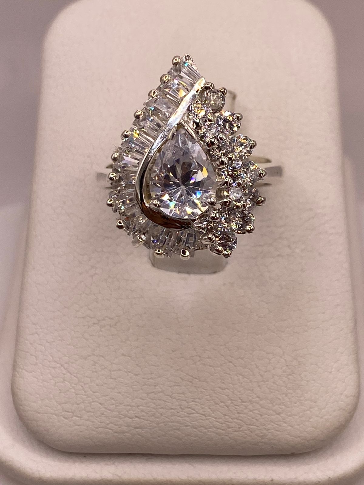 Anillo de Plata Ley 925 con Zirconias Blancas Tipo Gota