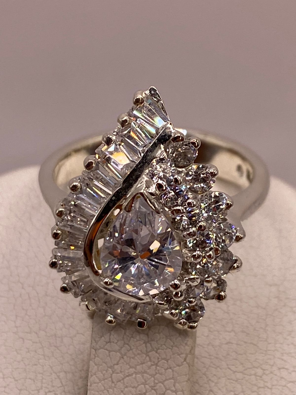 Anillo de Plata Ley 925 con Zirconias Blancas Tipo Gota