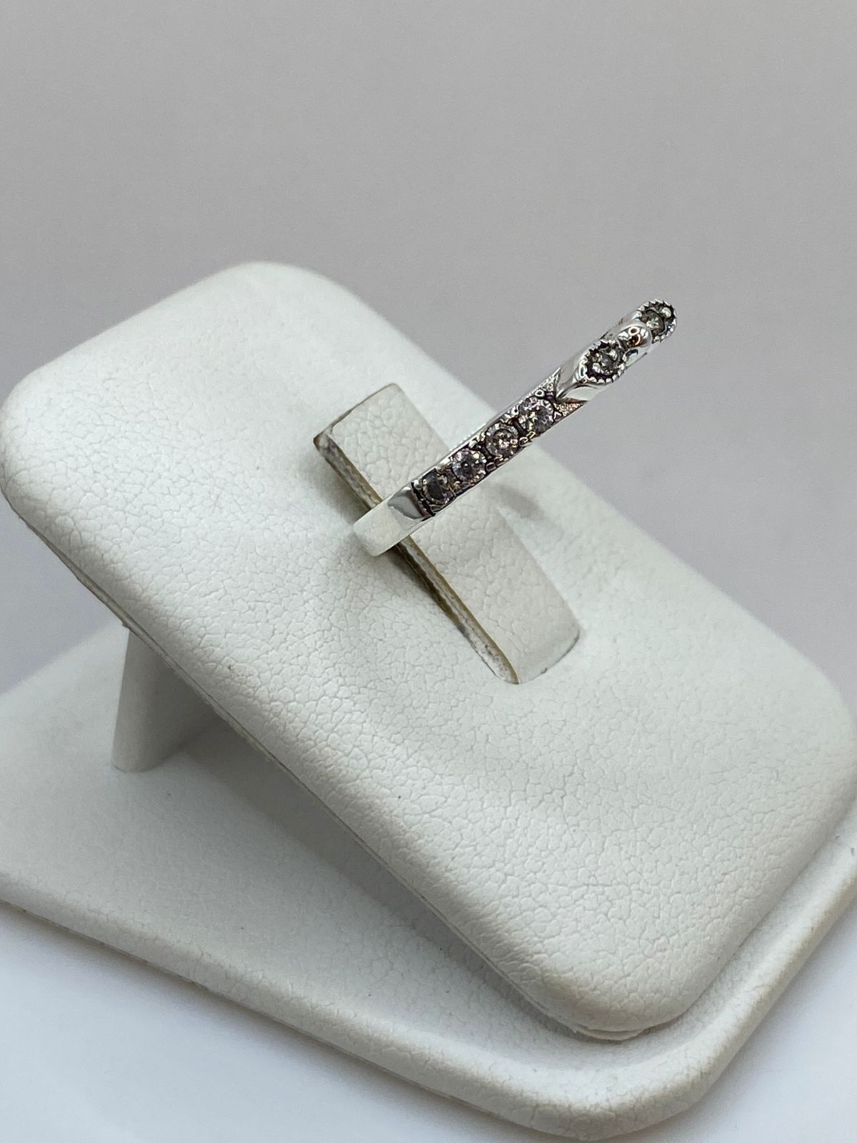 Anillo de Plata Ley 925 con Zirconias y Detalle Central