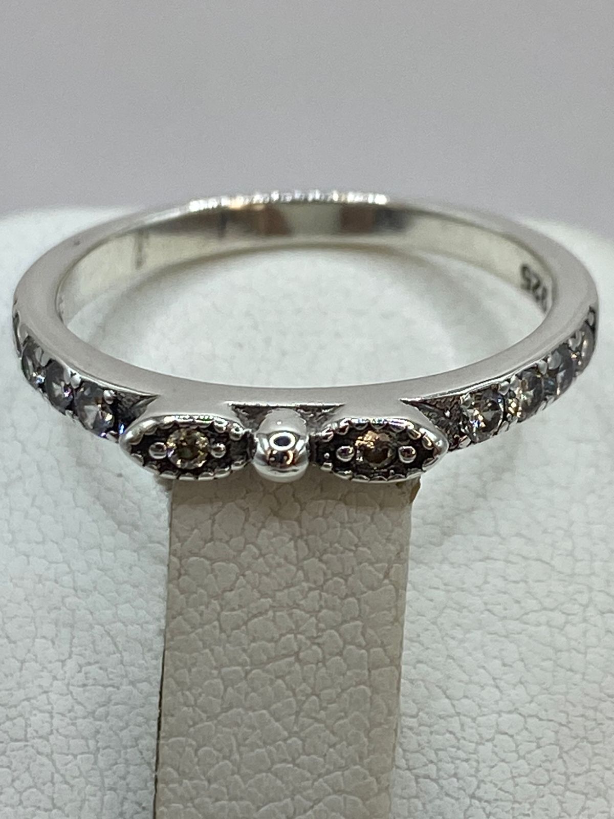 Anillo de Plata Ley 925 con Zirconias y Detalle Central