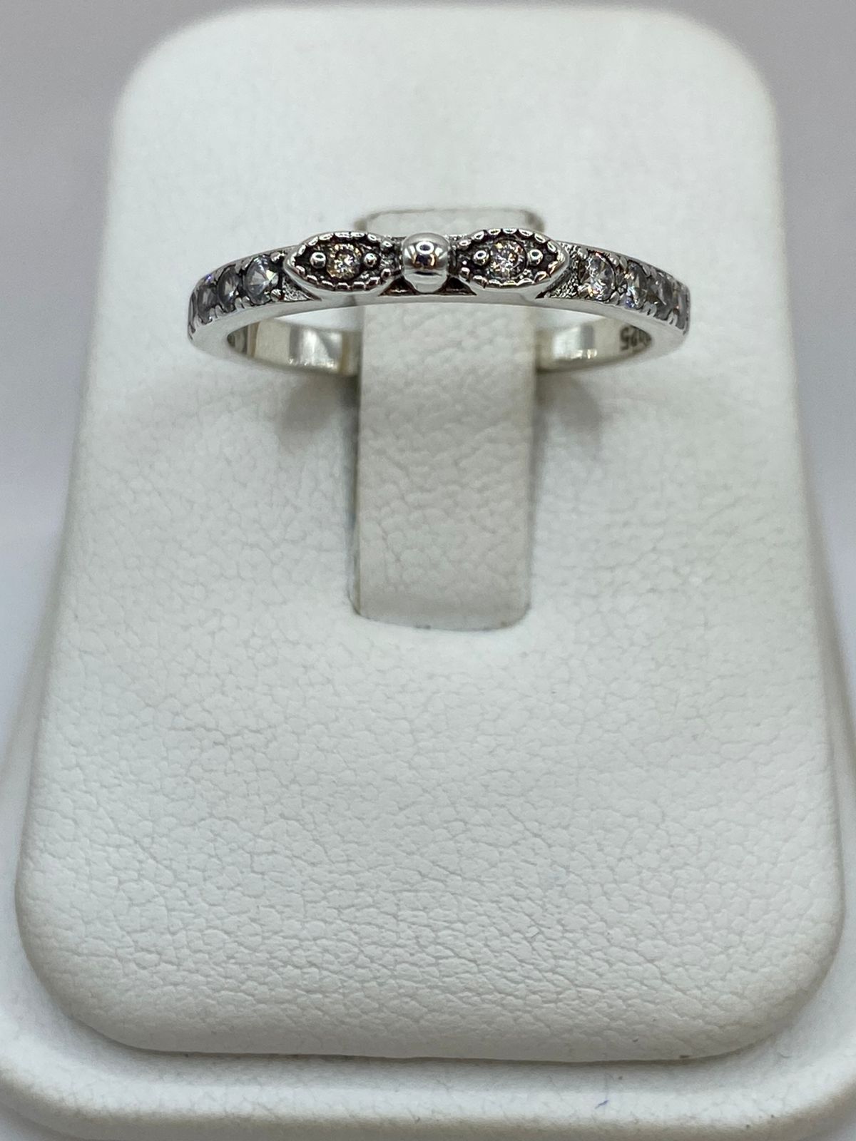 Anillo de Plata Ley 925 con Zirconias y Detalle Central