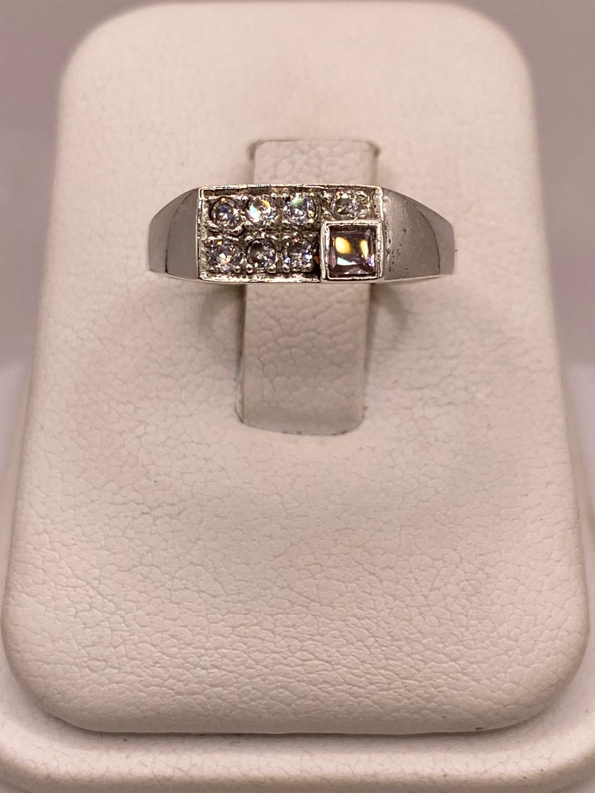 Anillo de Plata Ley 925 con Zirconias Diseño Geométrico Elegante