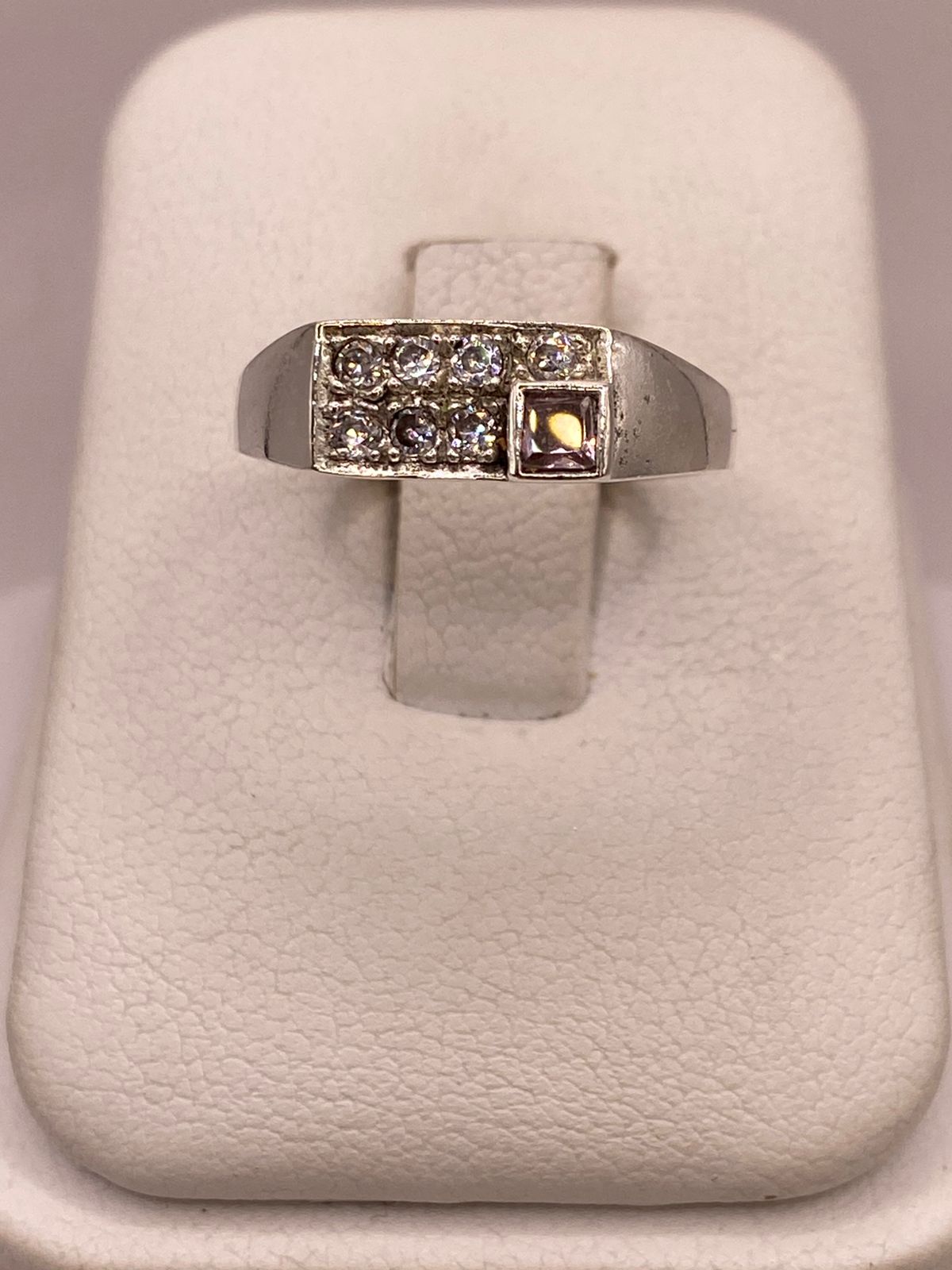 Anillo de Plata Ley 925 con Zirconias Diseño Geométrico Elegante