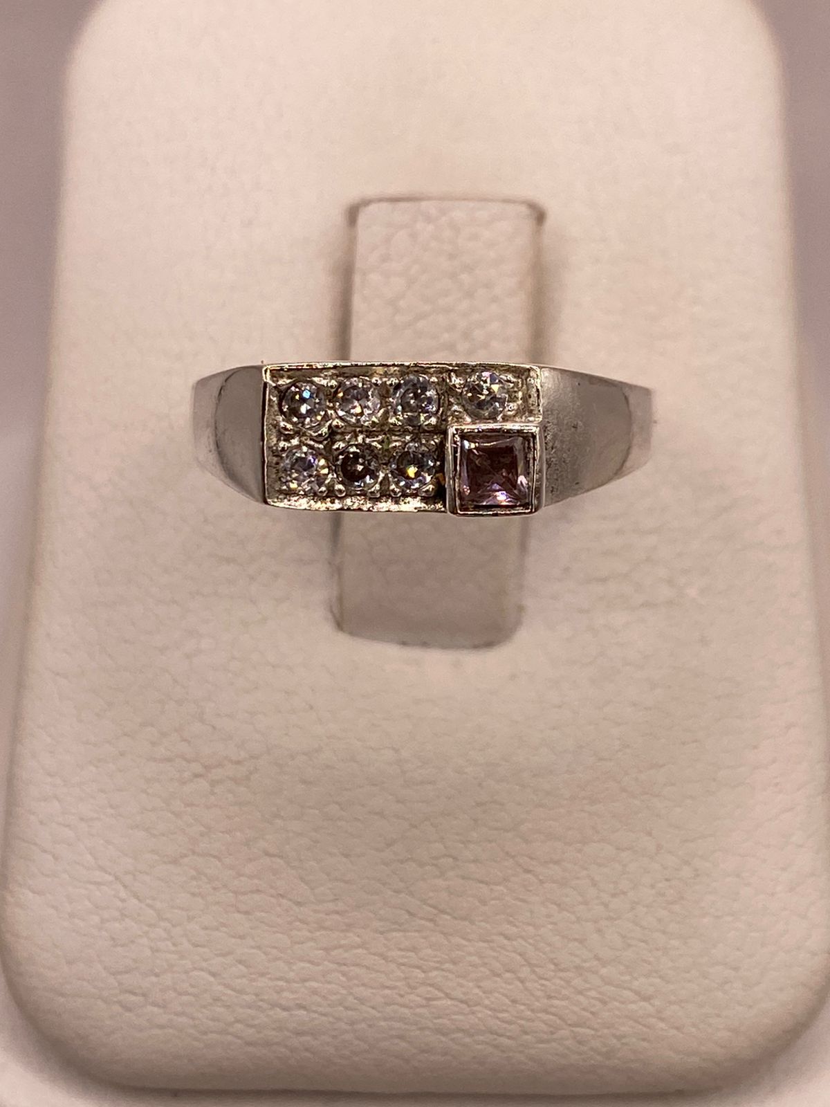 Anillo de Plata Ley 925 con Zirconias Diseño Geométrico Elegante
