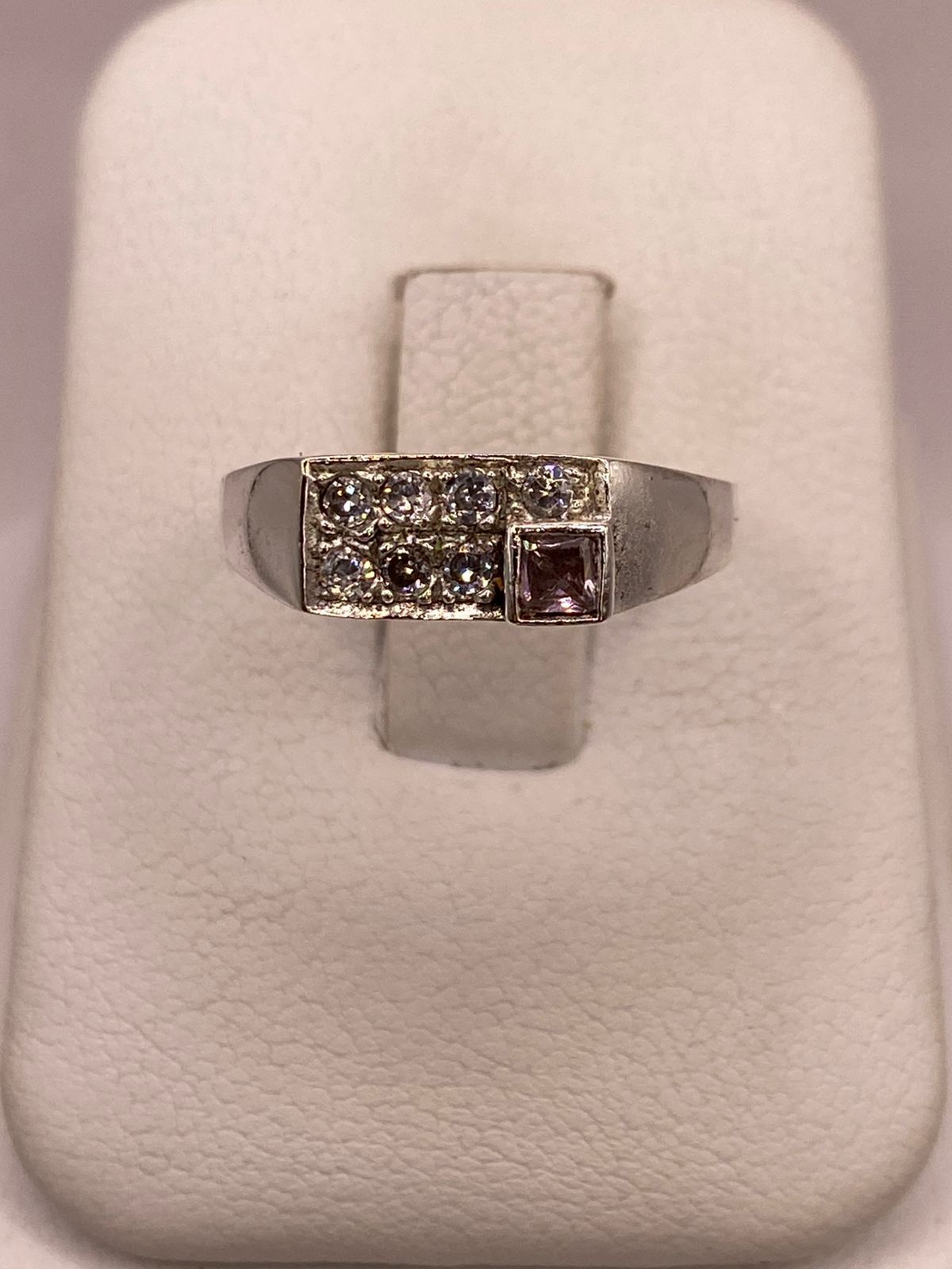 Anillo de Plata Ley 925 con Zirconias Diseño Geométrico Elegante