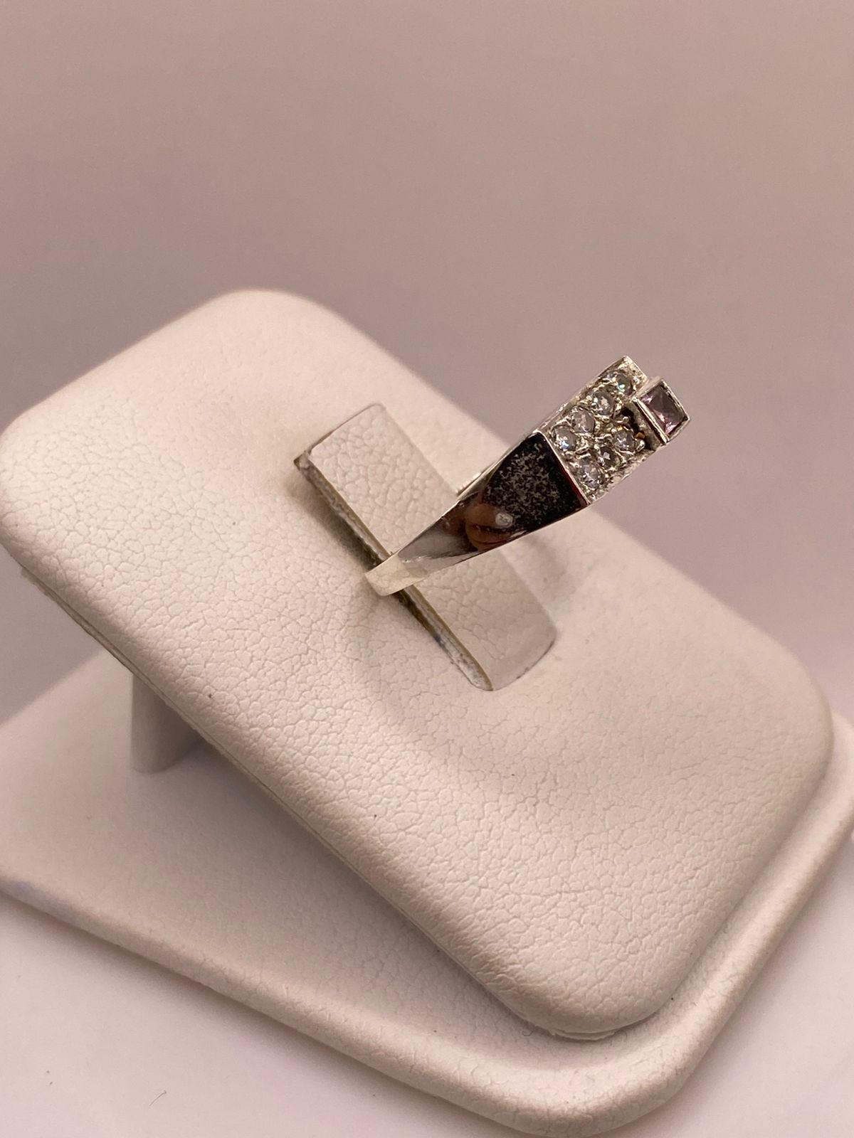 Anillo de Plata Ley 925 con Zirconias Diseño Geométrico Elegante
