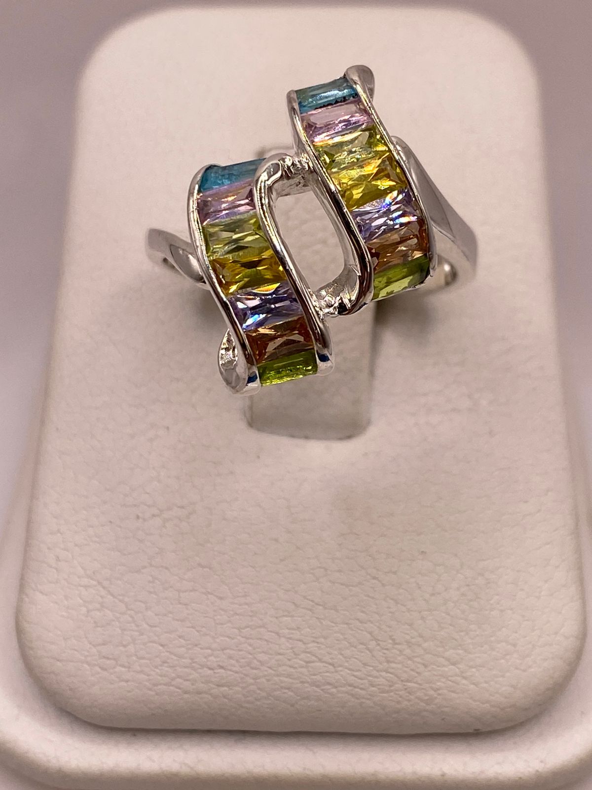 Anillo de Plata Ley 925 con Zirconias Multicolor Diseño Moderno Escultural