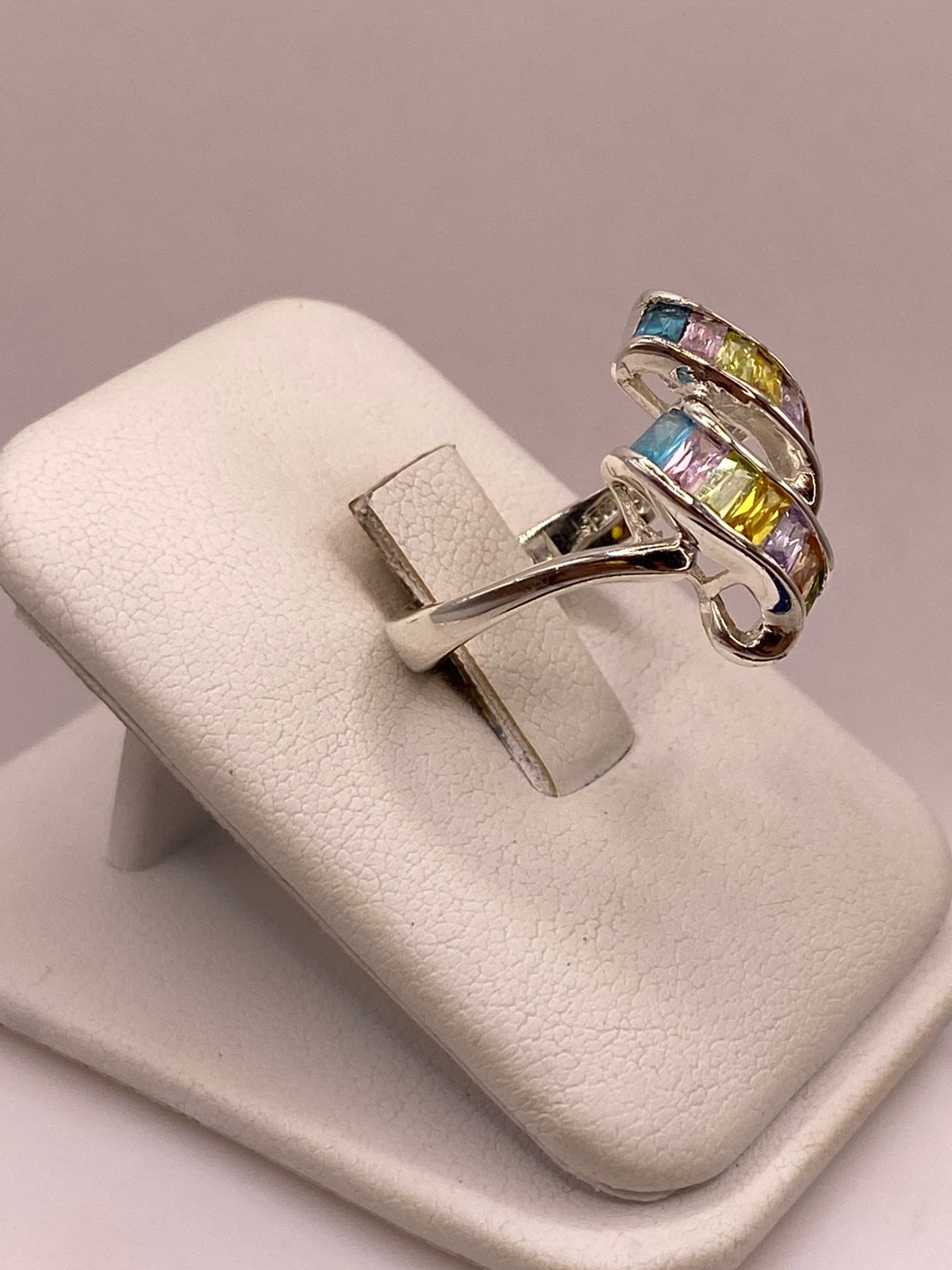 Anillo de Plata Ley 925 con Zirconias Multicolor Diseño Moderno Escultural