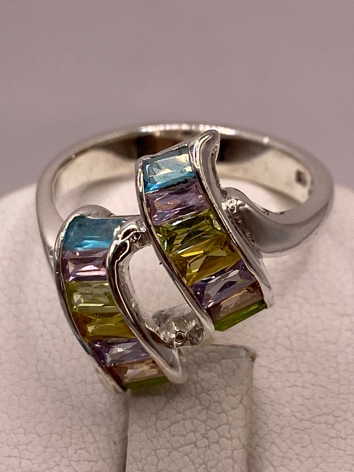 Anillo de Plata Ley 925 con Zirconias Multicolor Diseño Moderno Escultural