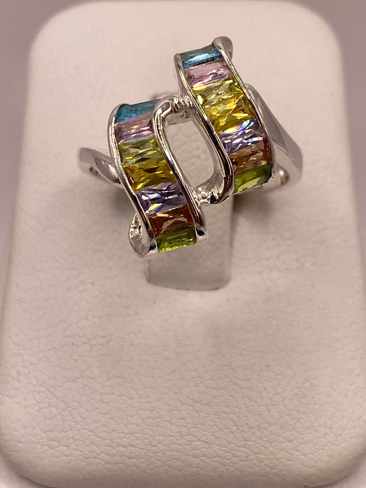 Anillo de Plata Ley 925 con Zirconias Multicolor Diseño Moderno Escultural