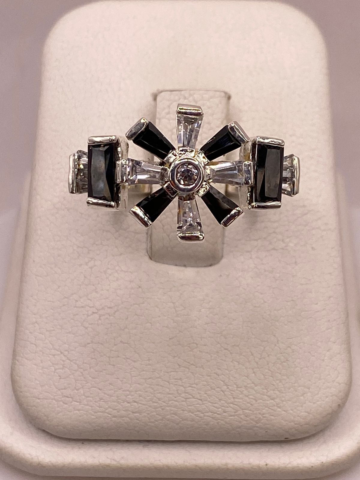 Anillo de Plata Ley 925 con Zirconias Negras y Blancas Tipo Estrella