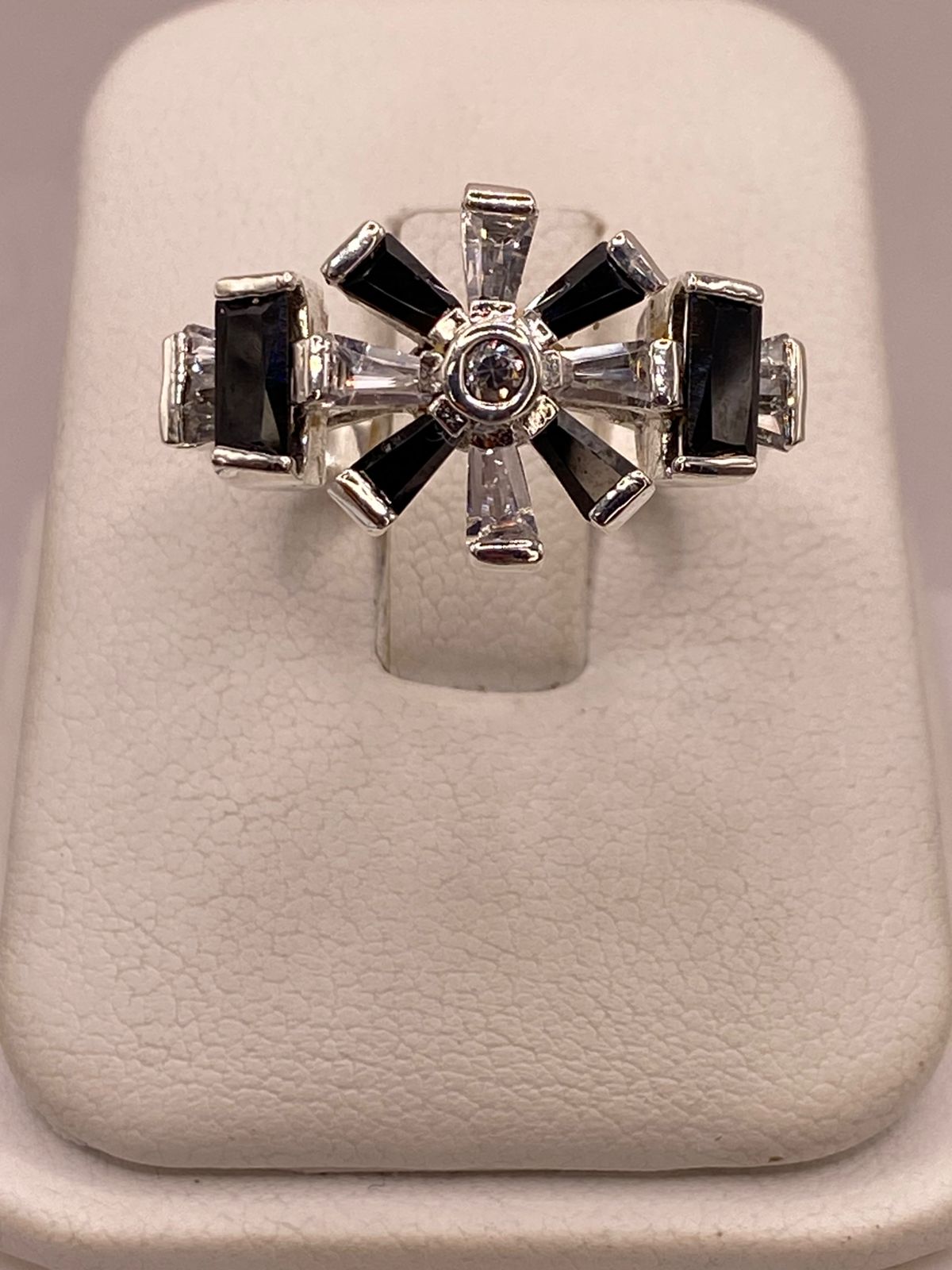 Anillo de Plata Ley 925 con Zirconias Negras y Blancas Tipo Estrella