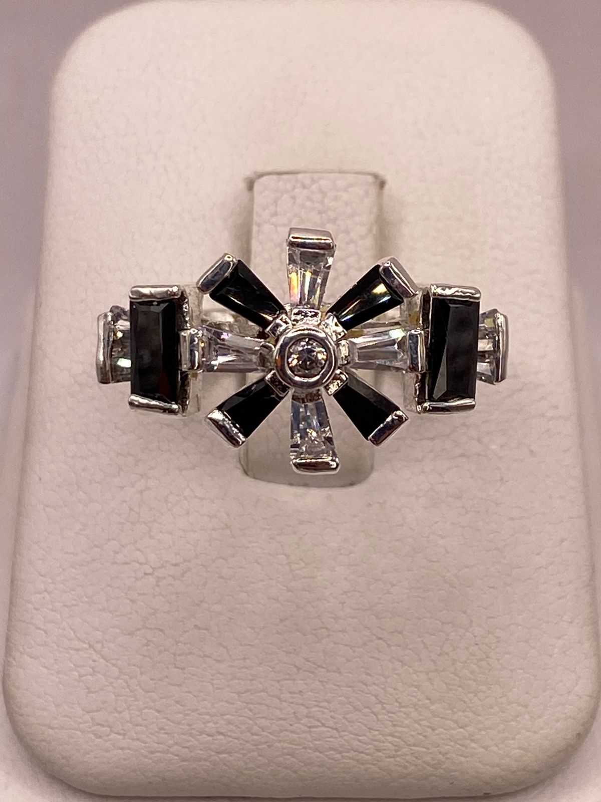Anillo de Plata Ley 925 con Zirconias Negras y Blancas Tipo Estrella