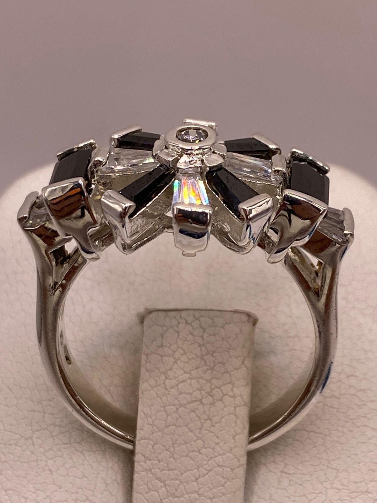 Anillo de Plata Ley 925 con Zirconias Negras y Blancas Tipo Estrella