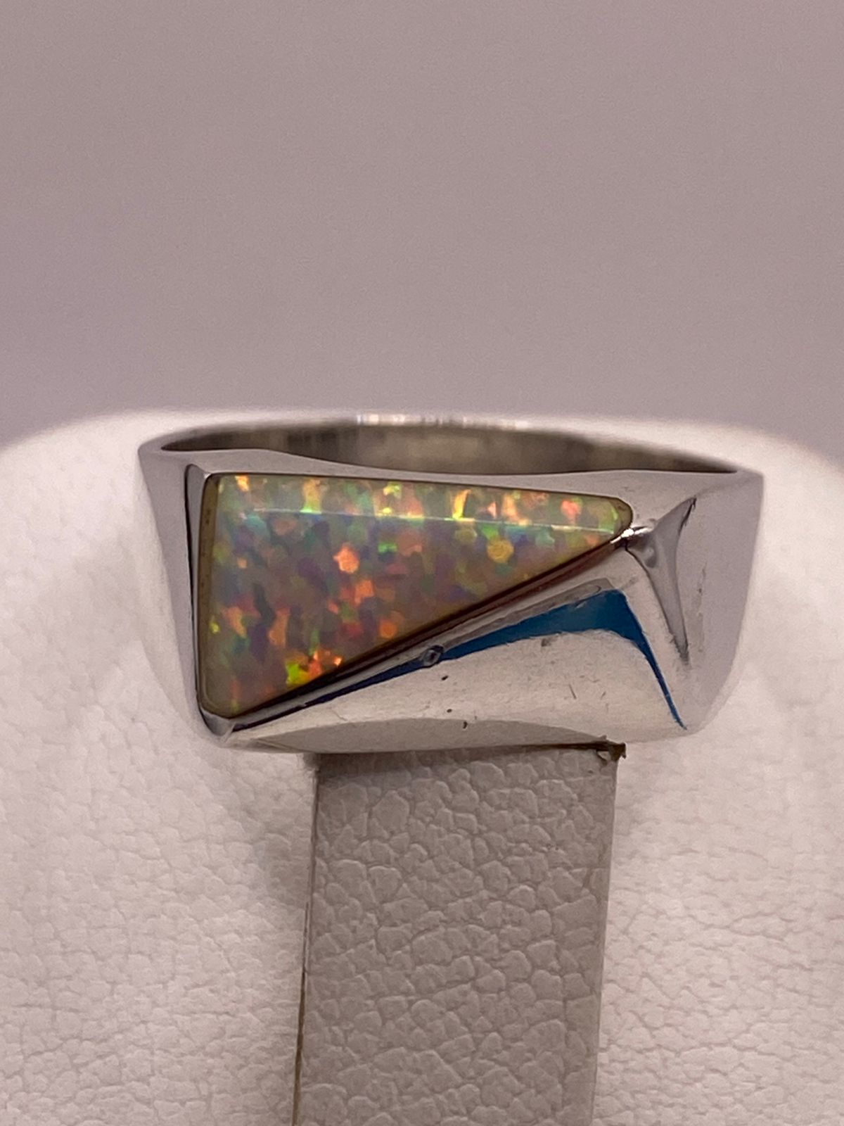ANILLO DE PLATA LEY 950 CON ÓPALO DE FUEGO GEOMÉTRICO