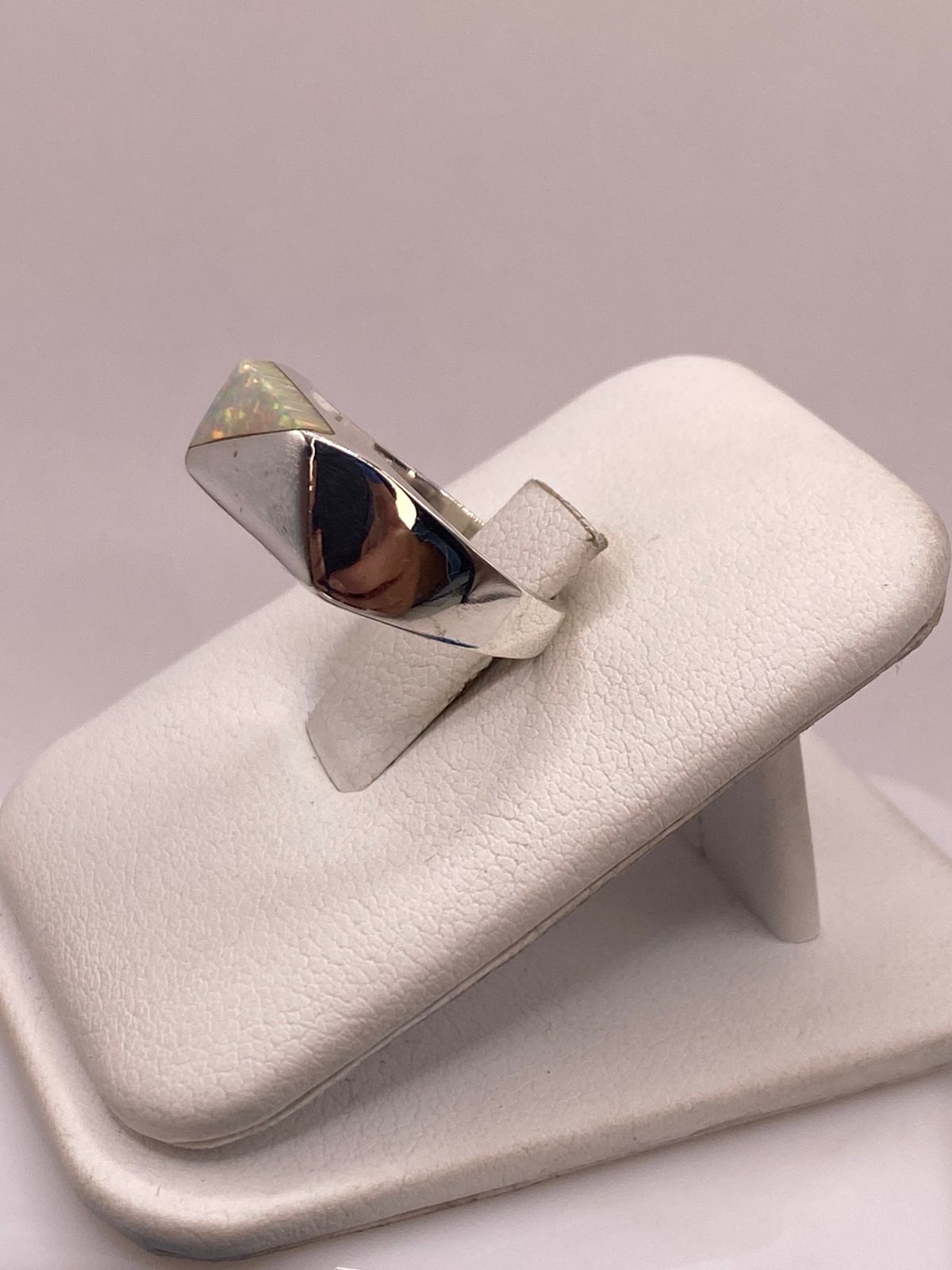 ANILLO DE PLATA LEY 950 CON ÓPALO DE FUEGO GEOMÉTRICO