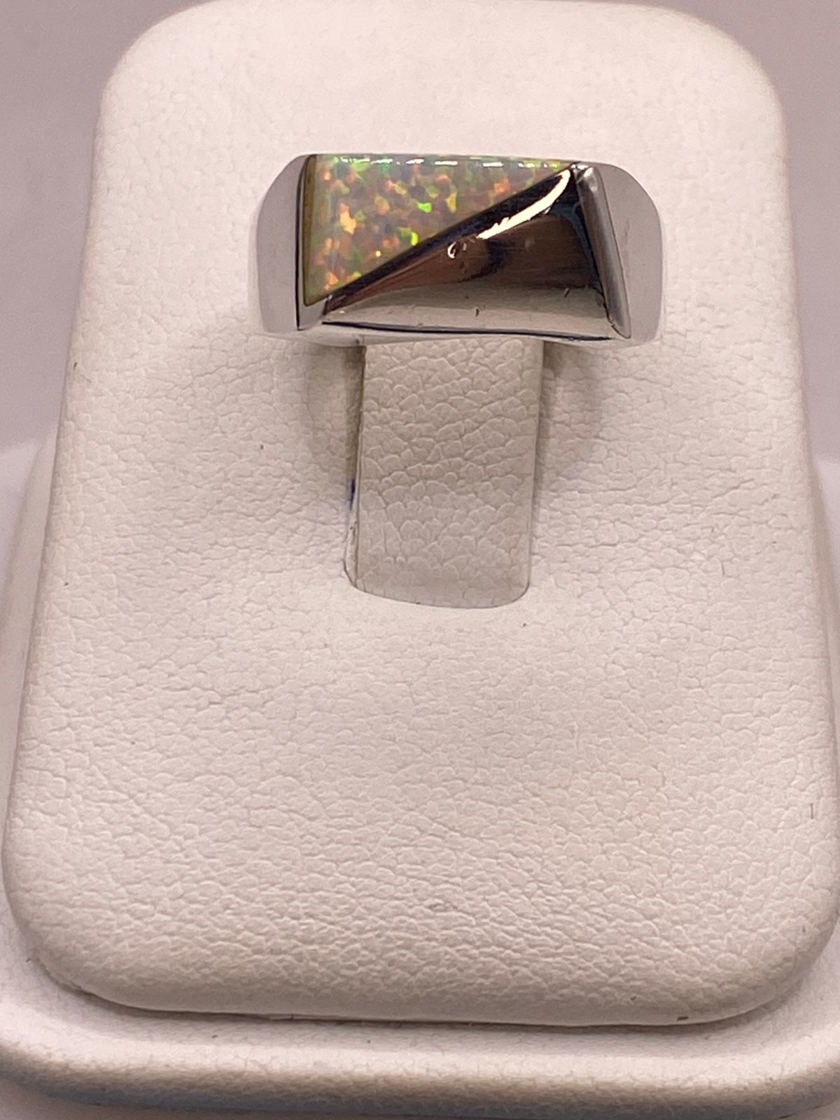 ANILLO DE PLATA LEY 950 CON ÓPALO DE FUEGO GEOMÉTRICO