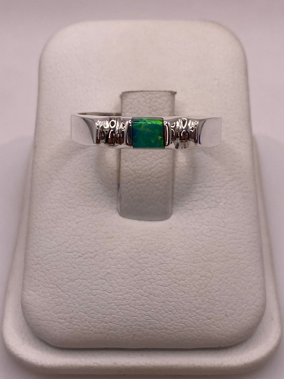 ANILLO DE PLATA LEY 950 CON ÓPALO DE FUEGO VERDE CUADRADO