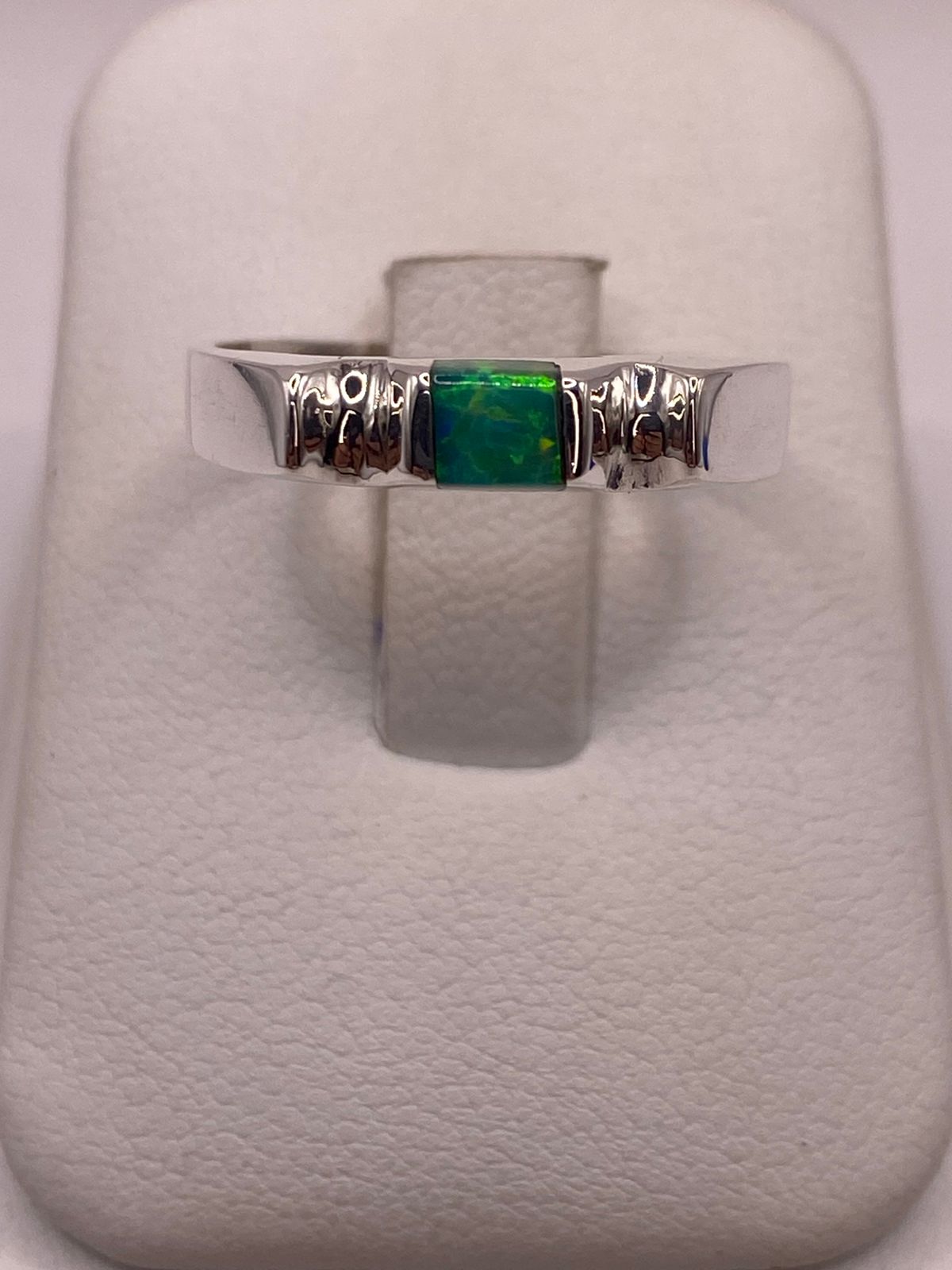ANILLO DE PLATA LEY 950 CON ÓPALO DE FUEGO VERDE CUADRADO