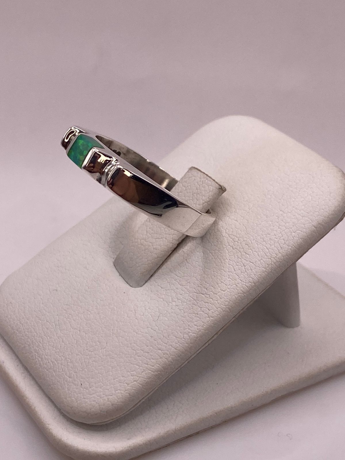 ANILLO DE PLATA LEY 950 CON ÓPALO DE FUEGO VERDE CUADRADO
