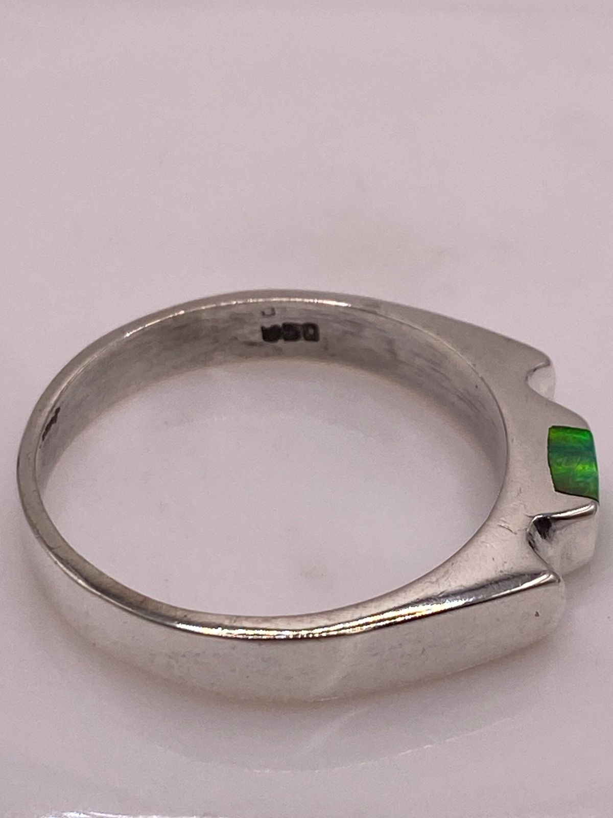 ANILLO DE PLATA LEY 950 CON ÓPALO DE FUEGO VERDE CUADRADO