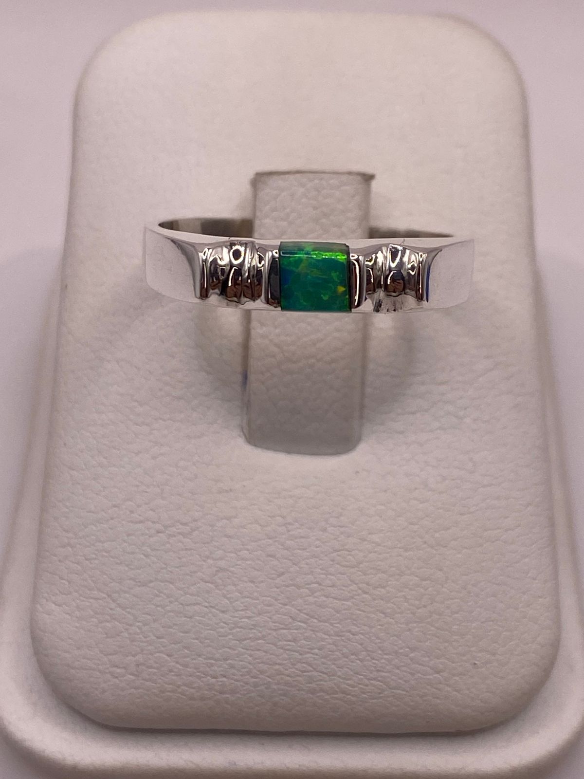 ANILLO DE PLATA LEY 950 CON ÓPALO DE FUEGO VERDE CUADRADO