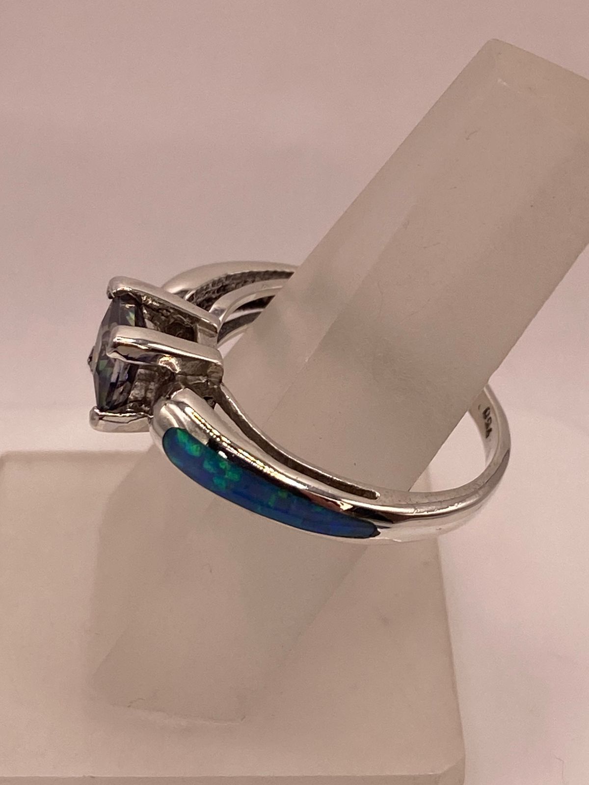ANILLO DE PLATA LEY 950 CON ÓPALO DE FUEGO Y ZIRCONIA