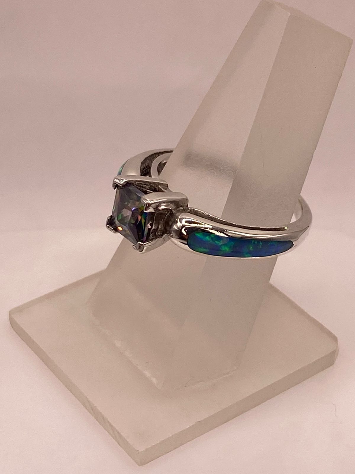 ANILLO DE PLATA LEY 950 CON ÓPALO DE FUEGO Y ZIRCONIA