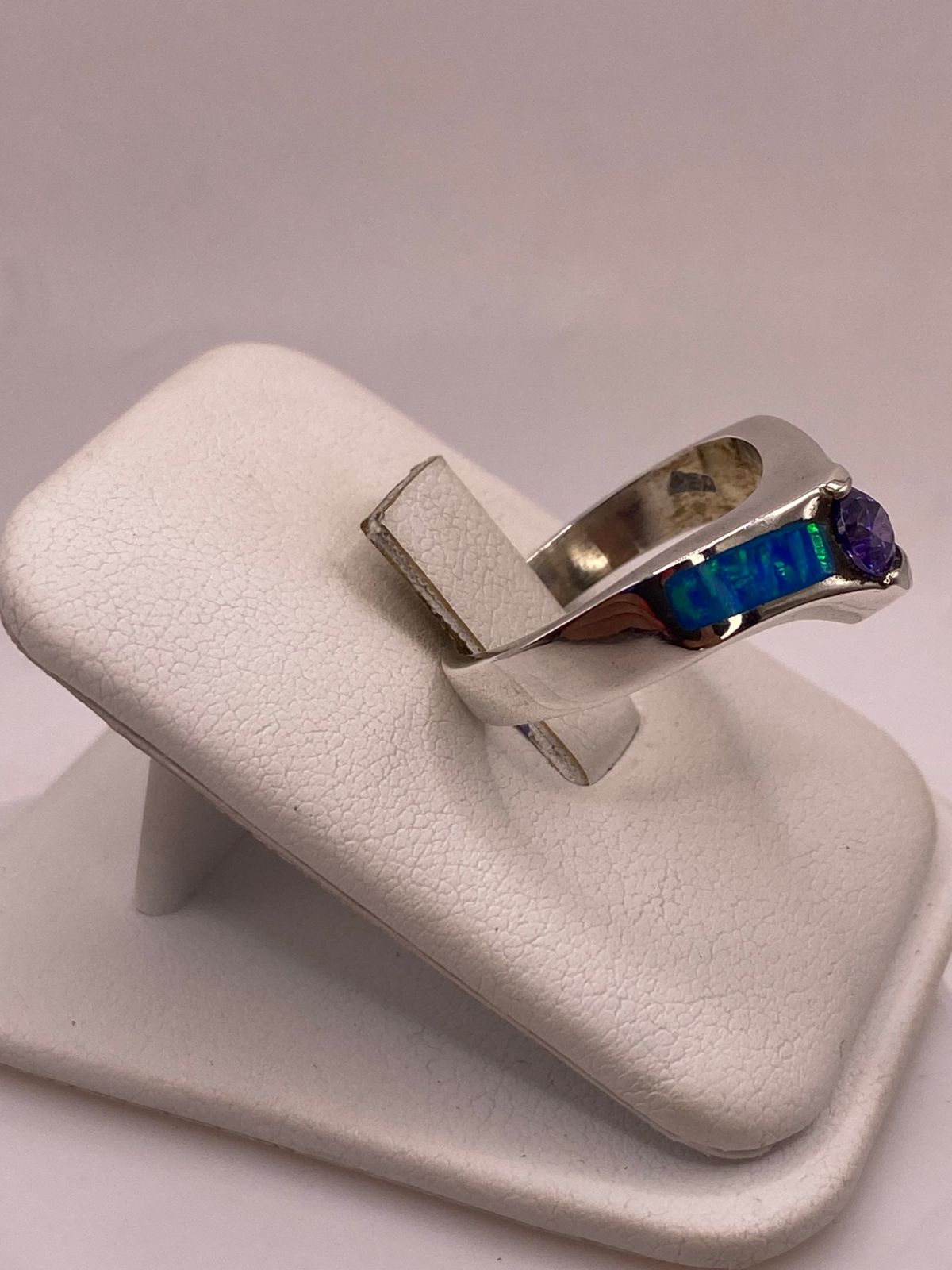 ANILLO DE PLATA LEY 9250 CON ÓPALO DE FUEGO Y ZIRCONIA MORADA