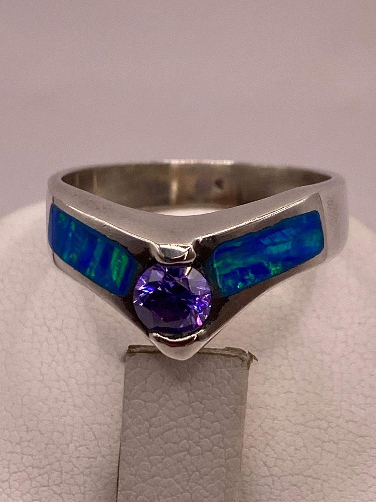 ANILLO DE PLATA LEY 9250 CON ÓPALO DE FUEGO Y ZIRCONIA MORADA