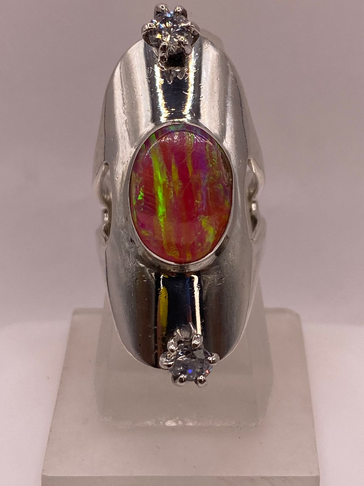 ANILLO DE PLATA LEY 950 CON ÓPALO MULTICOLOR