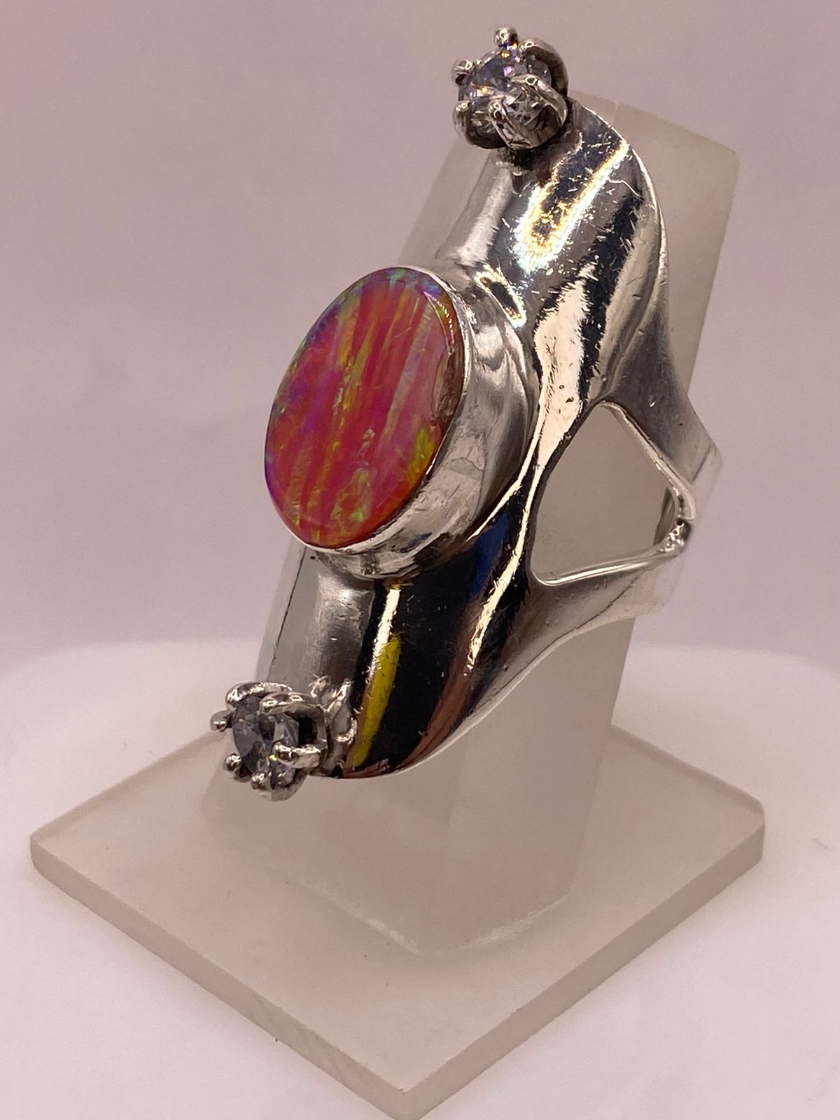 ANILLO DE PLATA LEY 950 CON ÓPALO MULTICOLOR