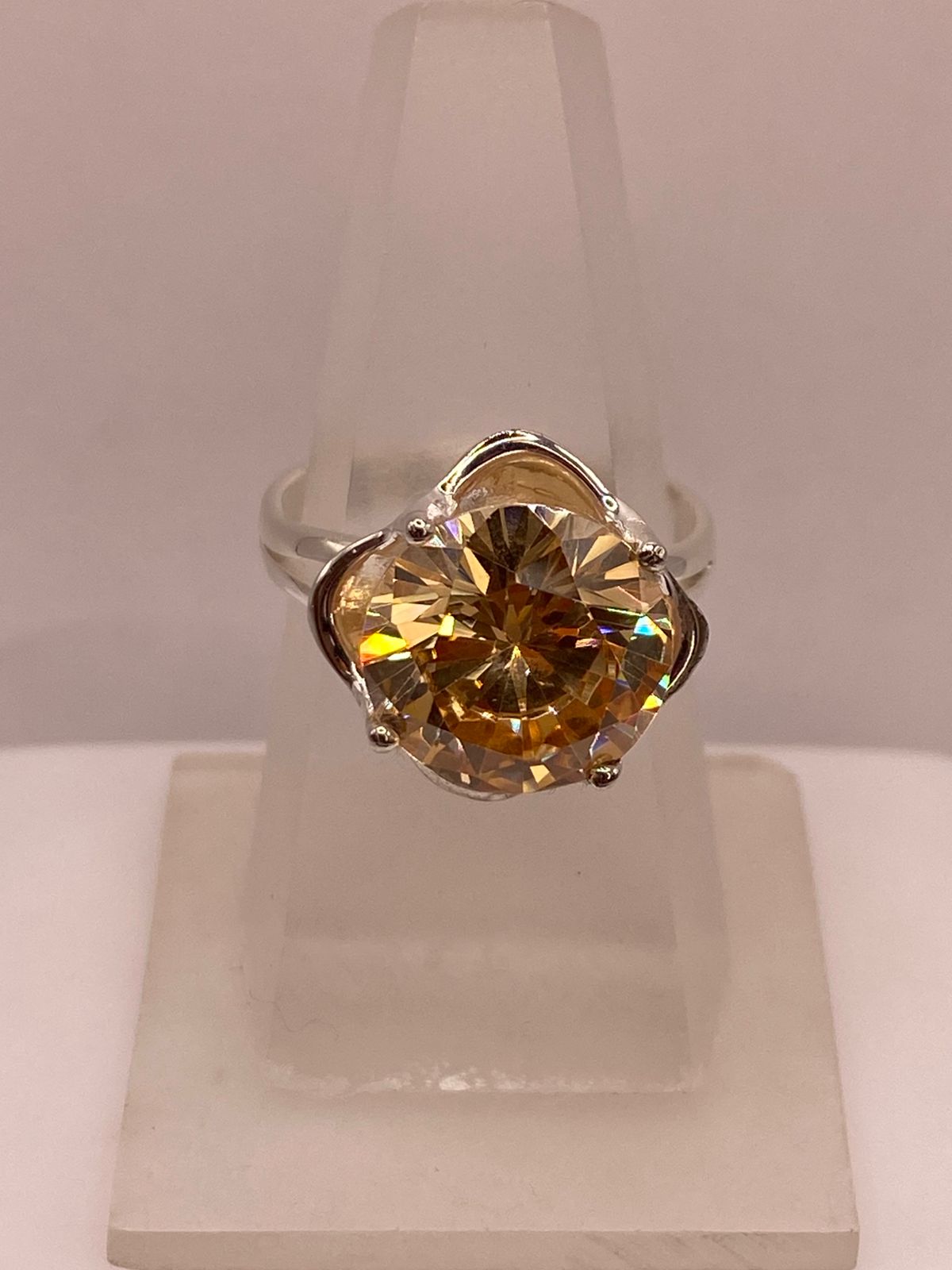 ANILLO DE PLATA CON ZIRCONIA DORADA CORTE REDONDO ESTILO ELEGANTE 💍✨