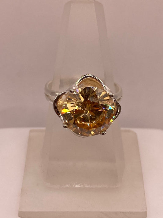 Anillo de Plata con Zirconia Dorada Corte Redondo Estilo Elegante 💍✨ — ángulo diagonal